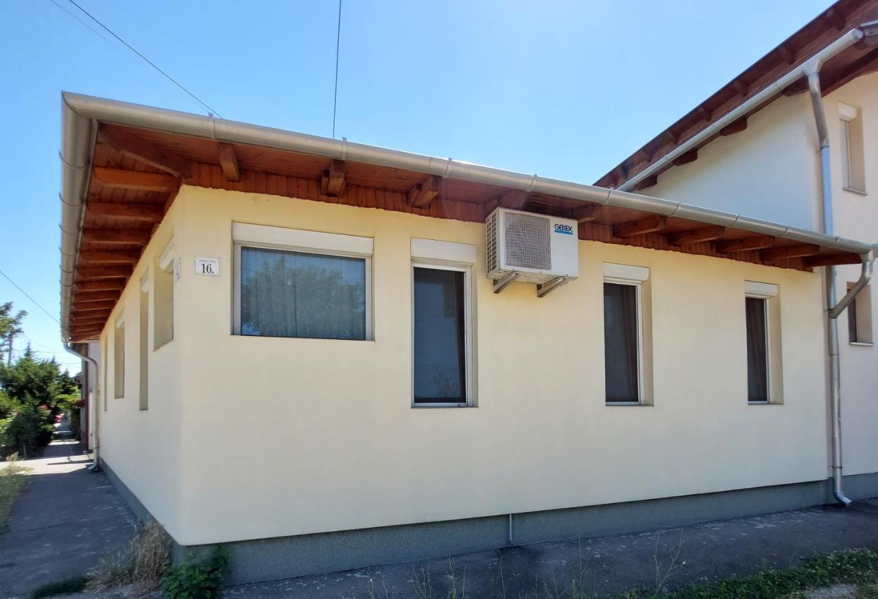 Csaladbarat Vendeglak Szegedi Maganszallashely 9 Fo Reszere, Nagycsaladok Es Barati Tarsasagok Reszere Exterior foto